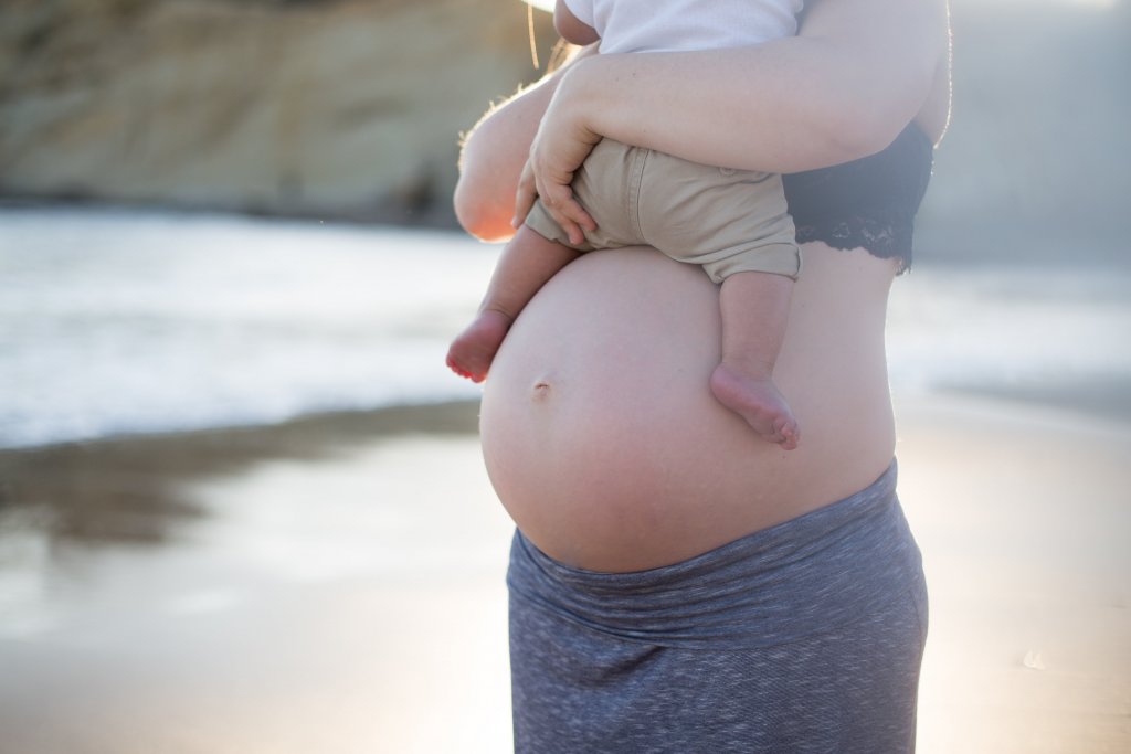 maternity photo shoot at the beach baby legs over belly maternity photo shoot at the beach baby legs over belly